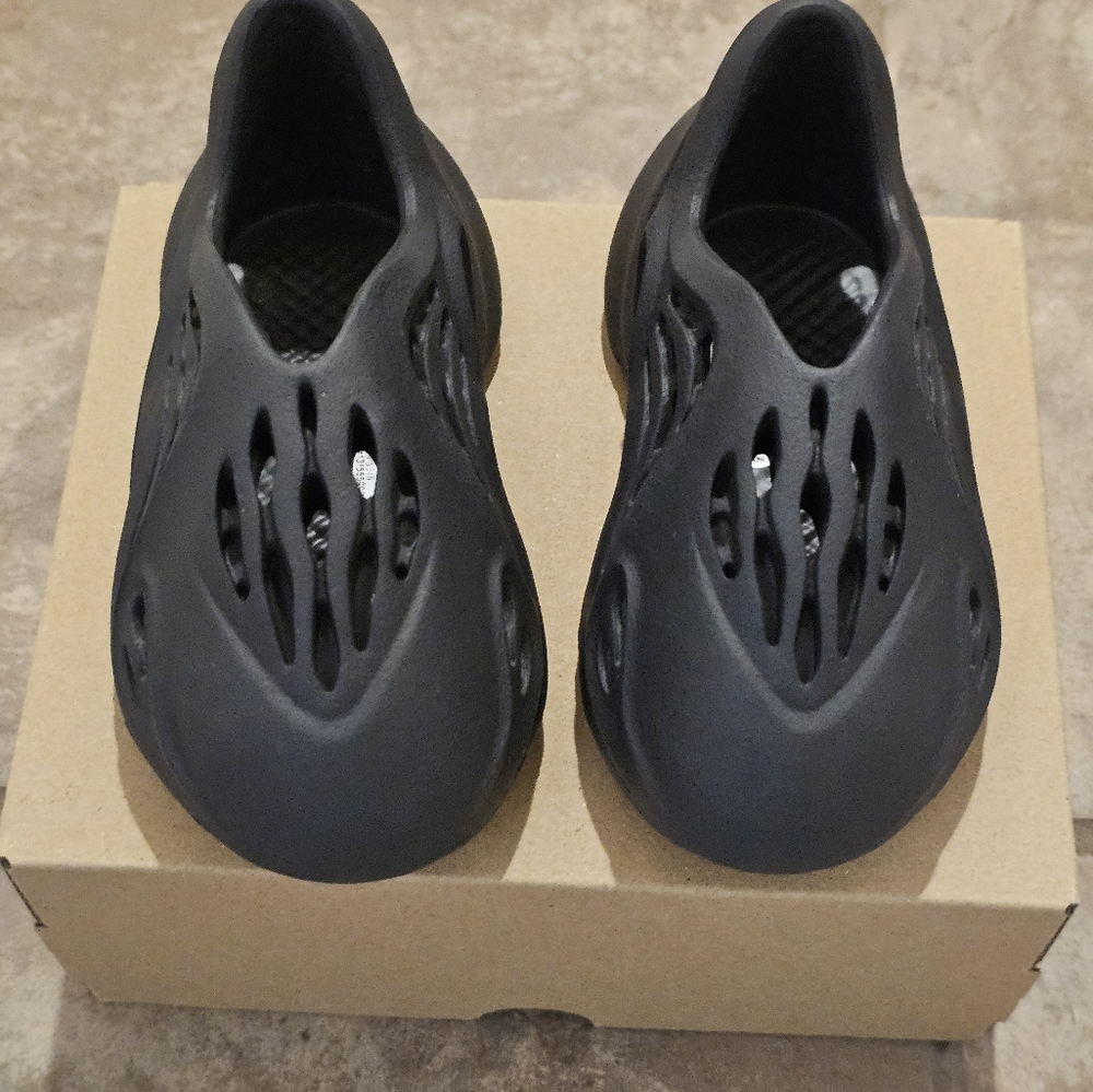 Adidas Yeezy Foam Runner Kids 'Color Onyx' Size 4 kids